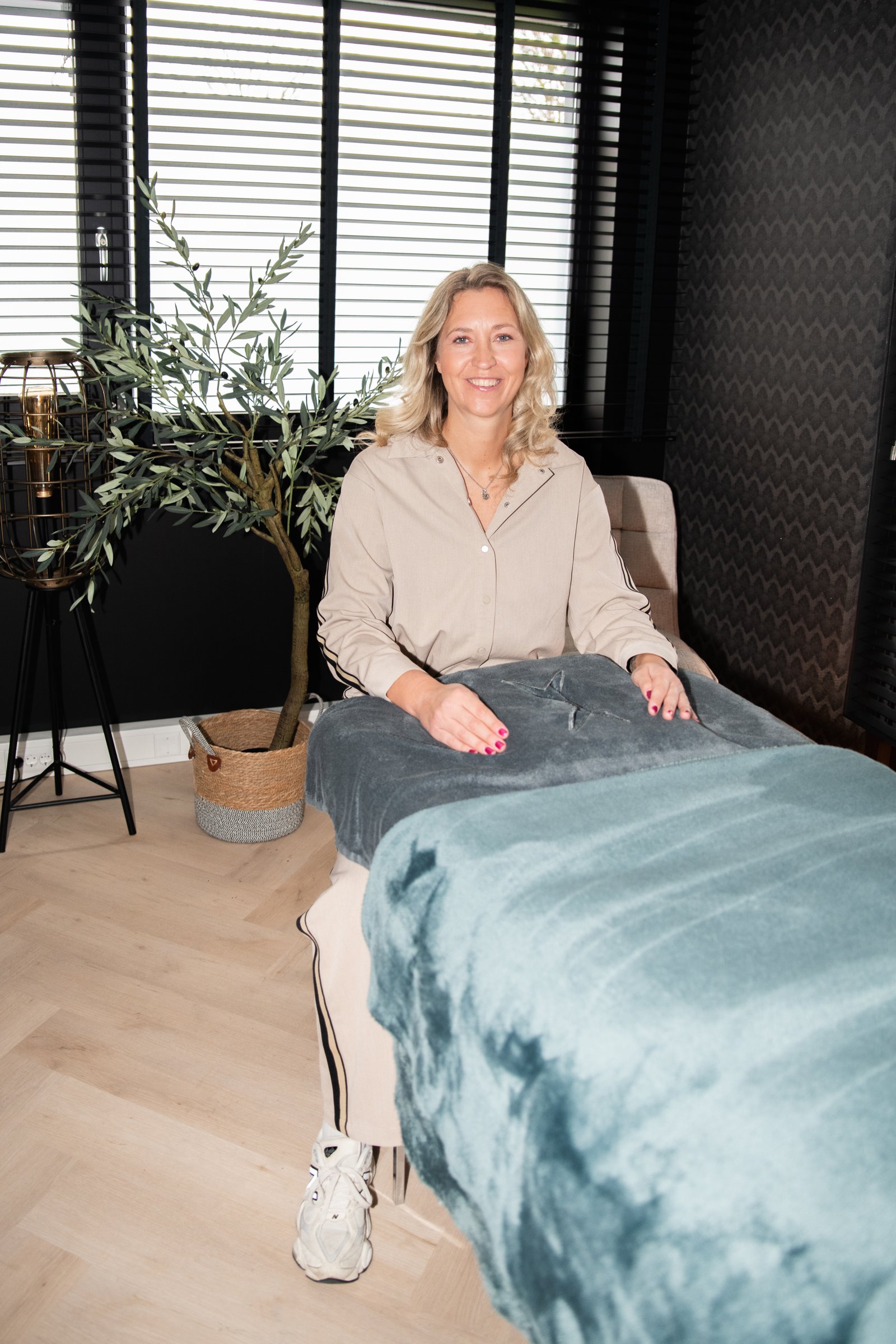 Anne-Marie in haar praktijk bij Energie & Balanspraktijk Hoeksche Waard